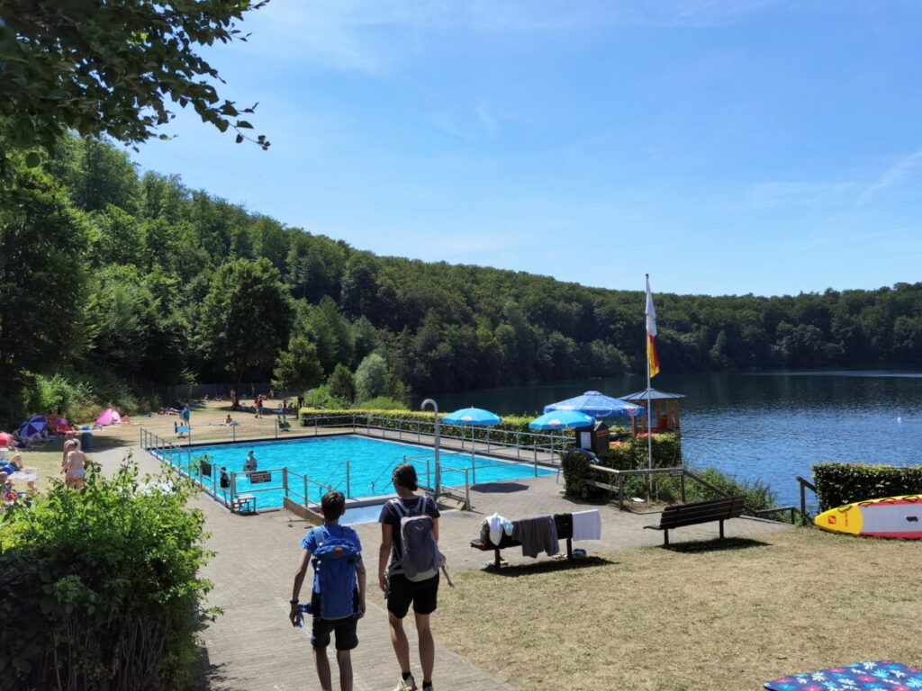 An heißen Tagen ist der Besuch im Freibad am Pulvermaar ein Genuß - mit Kleinkinderbecken, Nichtschwimmerbecken, Badeinsel, Sprungturm