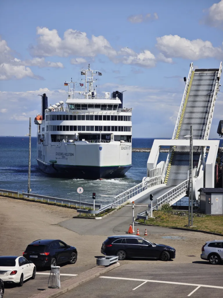 Im Fährhafen Puttgarden kannst du große Schiffe schauen