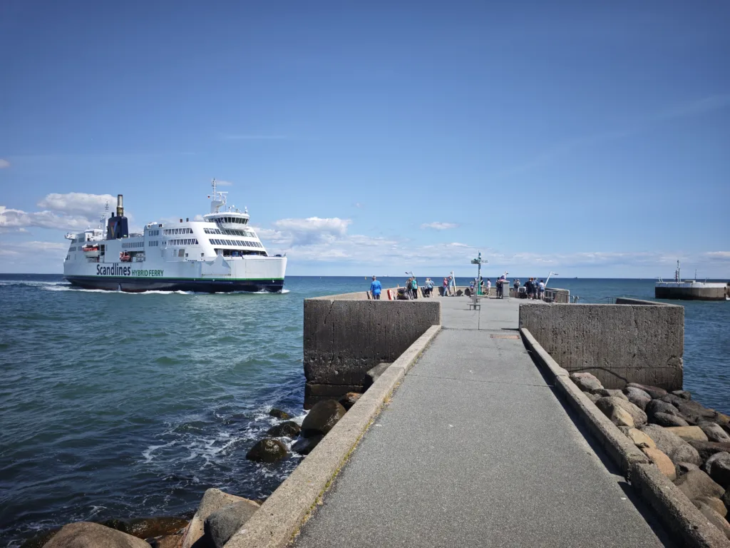 Empfehlenswert auf Fehmarn mit Kindern: Der kurze Spaziergang bis zum Ende der Mole in Puttgarden