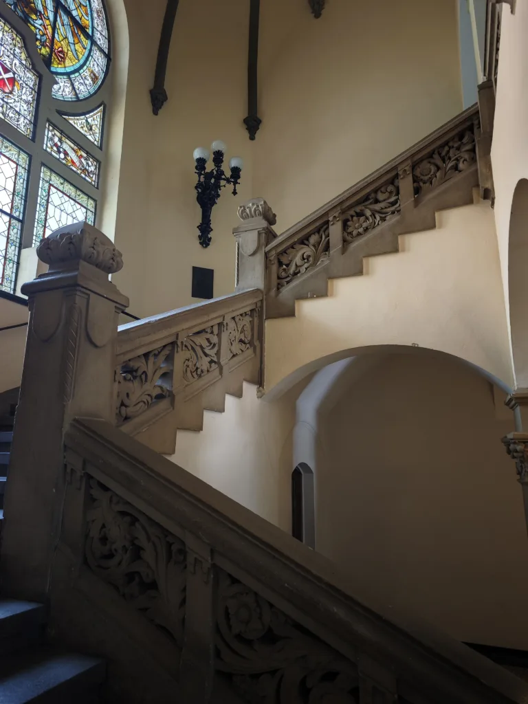 Über die Treppe geht es Quedlinburg mit Kindern hinauf zum prächtigen Festsaal