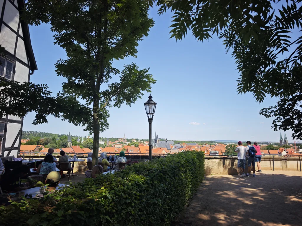 Ausblick auf dem Schlossberg in Quedlinburg mit Kindern