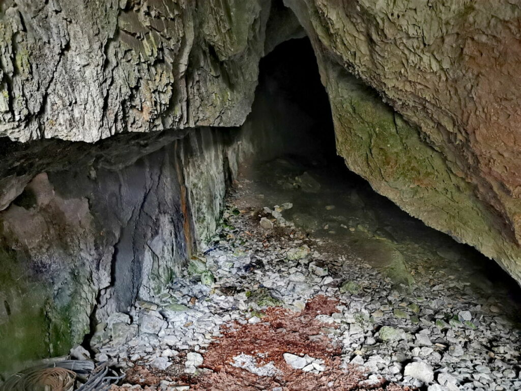 Der Blick von oben in die Höhle - das Begehen ist verboten!