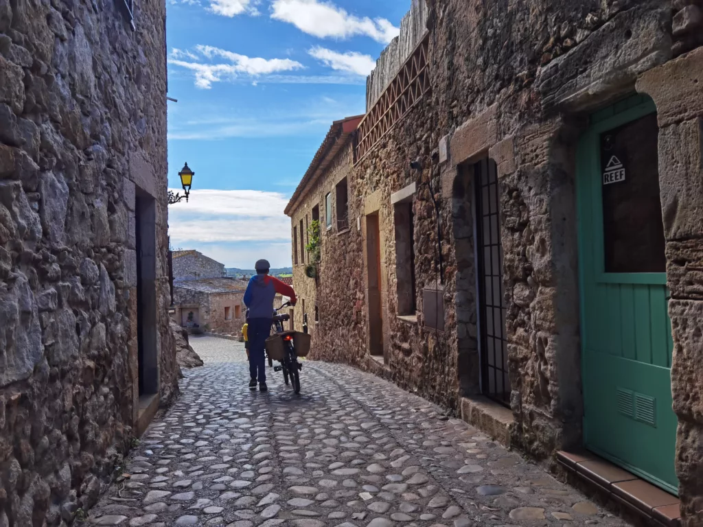 Mit dem Fahrrad von Dorf zu Dorf an der Costa Brava mit Kindern - der Ortskern von Pals