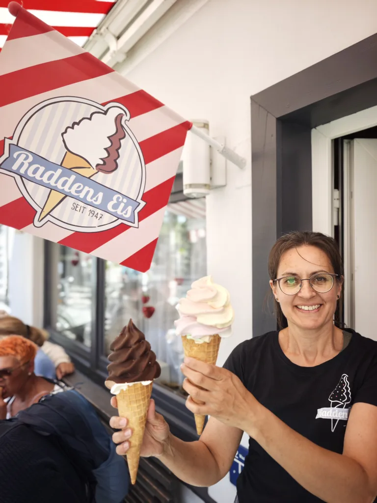 Raddens Eis auf Fehmarn ist extrem beliebt - deshalb gibt es sehr oft eine lange Warteschlange vor dem Laden