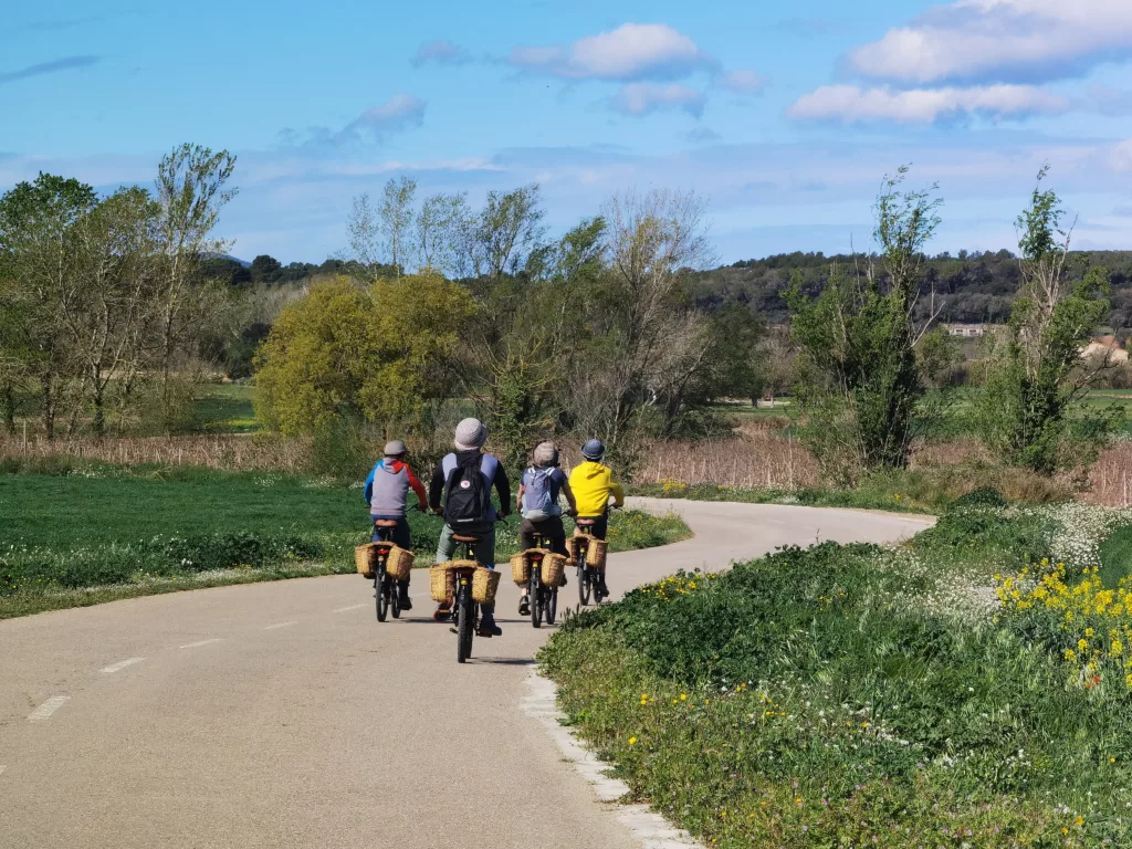 Auf kleinen Nebenstraßen Radfahren im Hinterland der Costa Brava mit Kindern