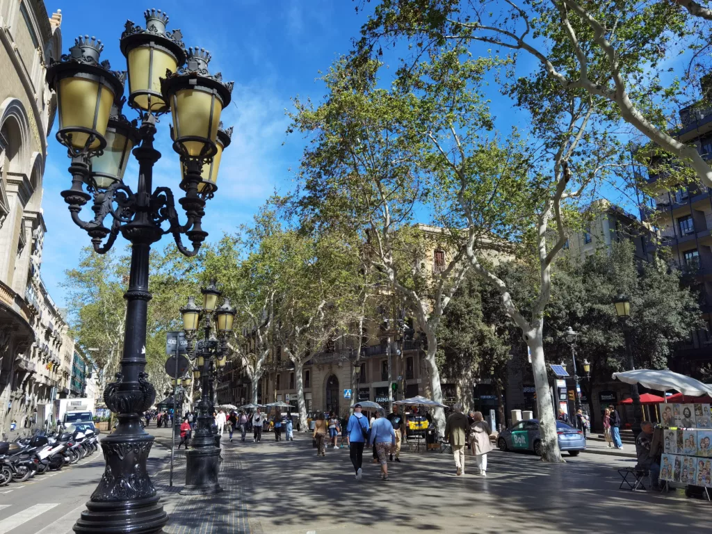 Spazierung durch die Allee der Platanen in Barcelona mit Kindern