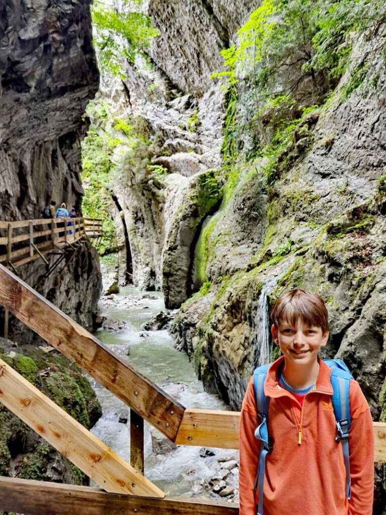 Vom Jufa Laterns nach Dornbirn mit Kindern: Erlebnisreiche Wanderung mit Kindern durch das Rappenloch, die Alplochschlucht und hinauf zum Kirchle