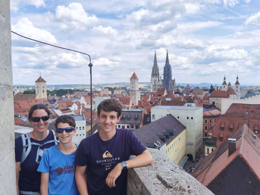 Aussichtsreich in Regensburg mit Kindern - der Blick von der Dreieinigkeitskirche über die Altstadt