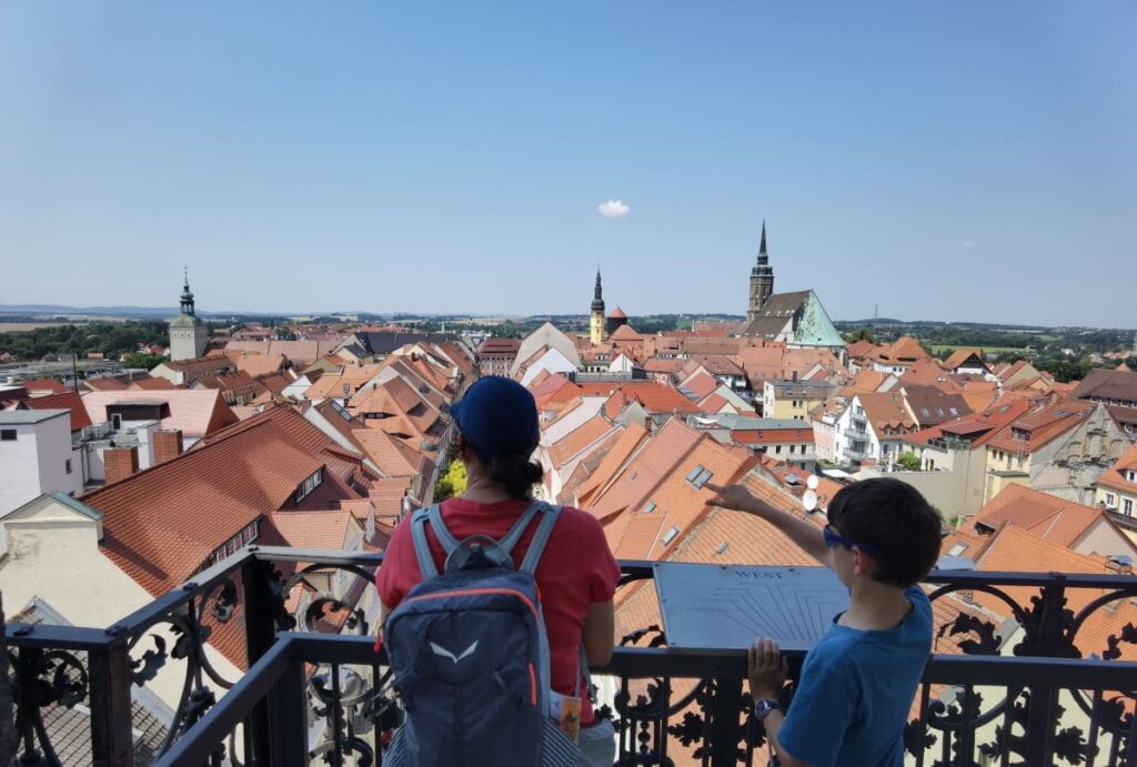 Bautzen mit Kindern von oben - die Infotafeln auf dem Reichenturm verraten viel über die Bautzen Sehenswürdigkeiten