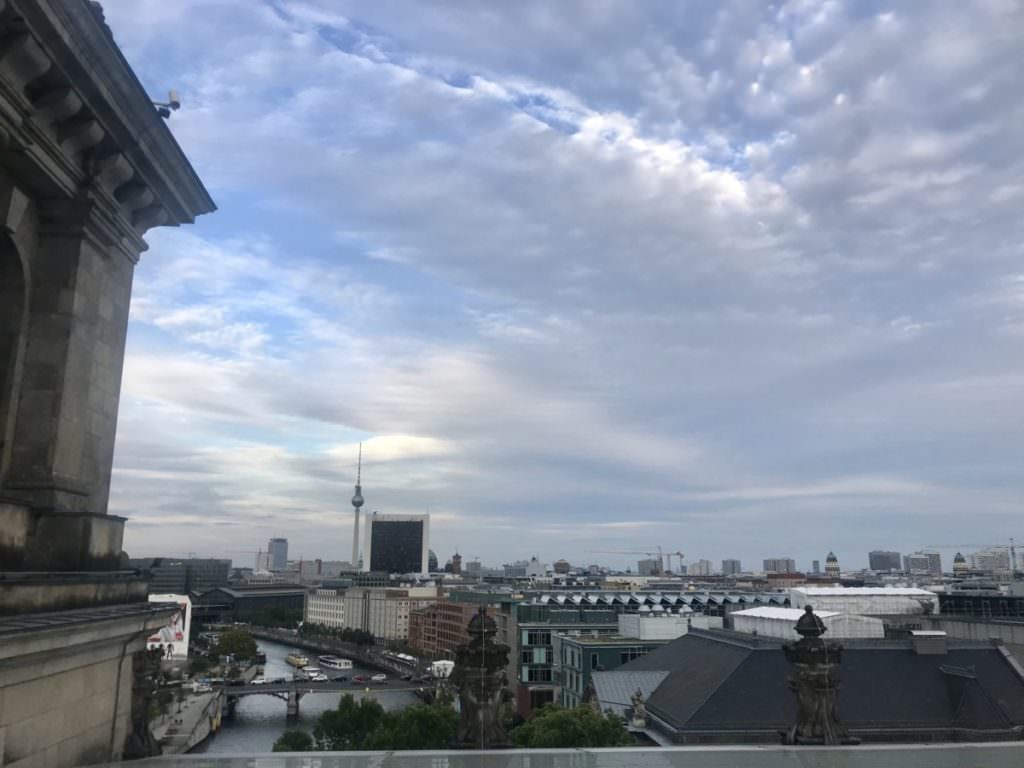 Der Ausblick von der Dachterrasse am Reichstag Berlin zum Fernsehturm