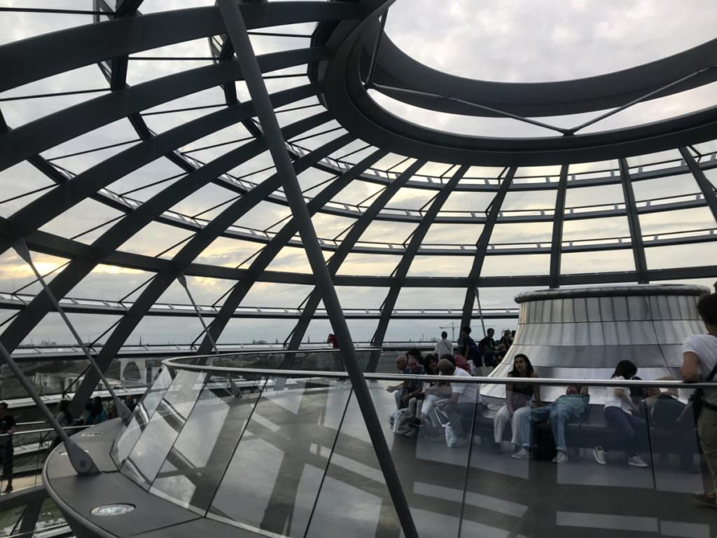 Die Reichstagkuppel ist übrigens nach oben hin geöffnet. Hier kannst du beliebig lang sitzen und schauen