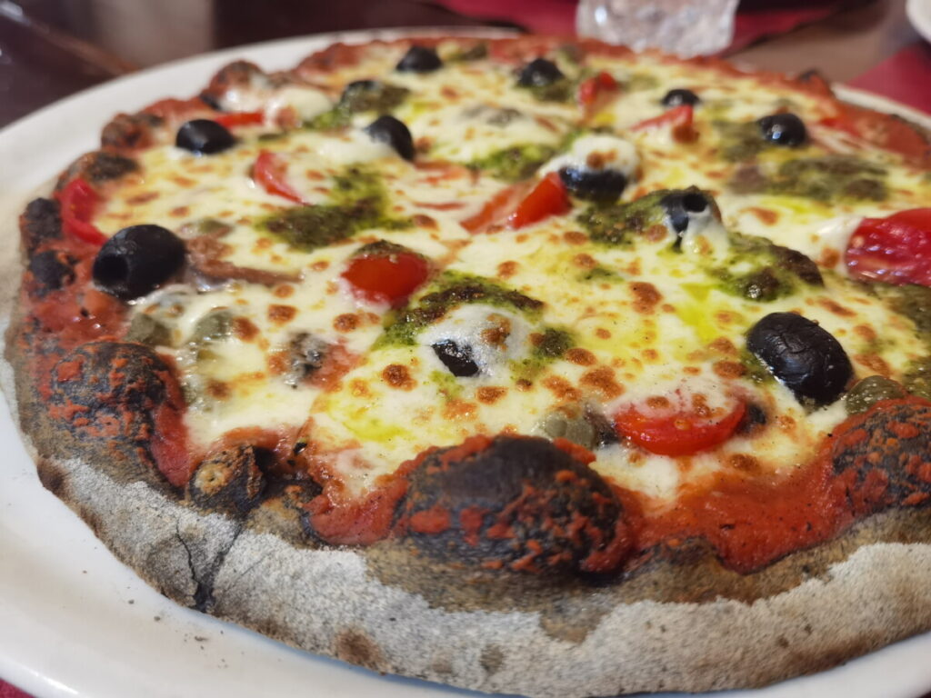 Die Pizza Nera in der Pizzeria Vecchia Maniera war besonders gut