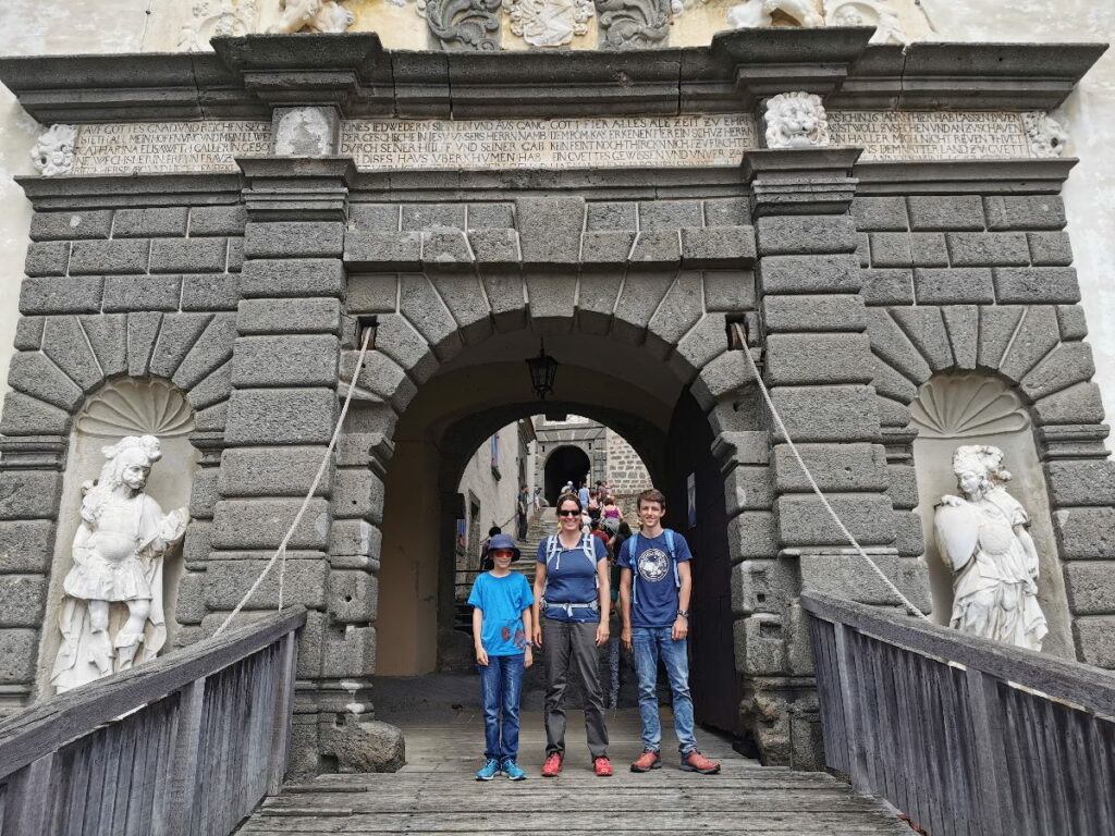 Über die Zugbrücke kommen wir in das Herz der Riegersburg