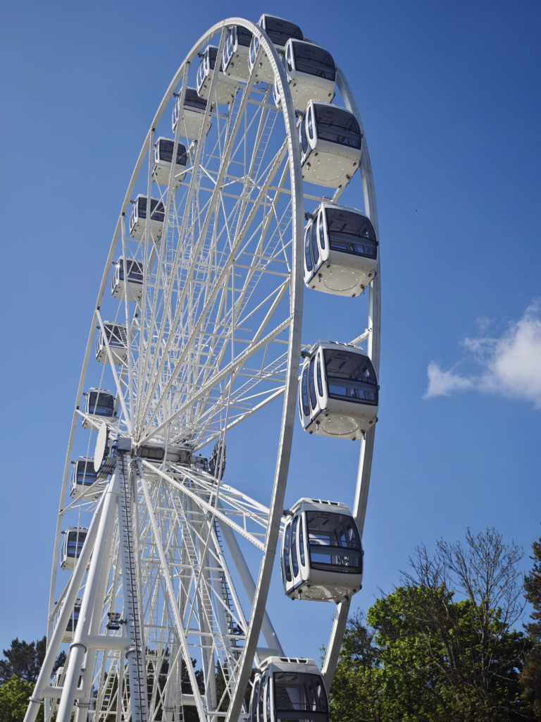 Bei der Fahrt mit dem Riesenrad hast du einen guten Ausblick auf Palanga mit Seebrücke und Ostsee