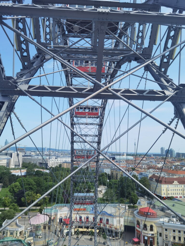 Immer höher geht es hinauf mit dem Riesenrad Wien