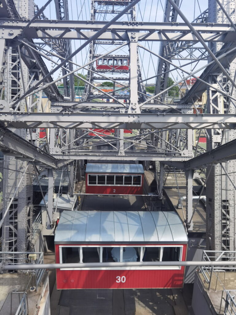 Riesenrad Wien: Langsamdrehen wir uns in der Gondel nach oben