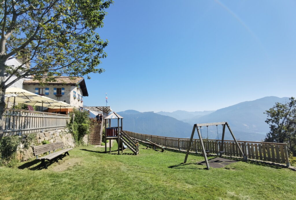 Die Rifugio San Pietro liegt auf einer Sonnenterrasse oberhalb des Gardasees