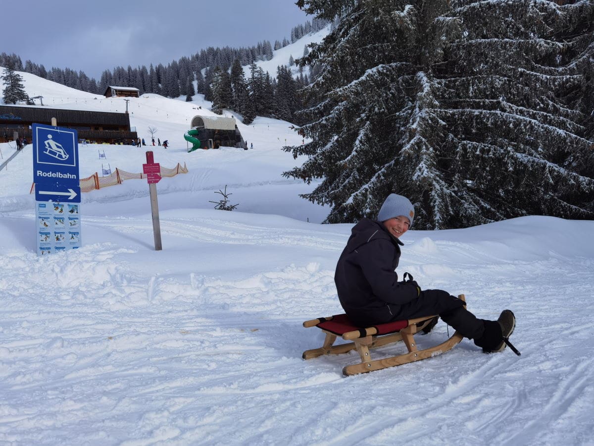 4 Kilometer Rodelbahn zum JUFA Laterns mit Kindern