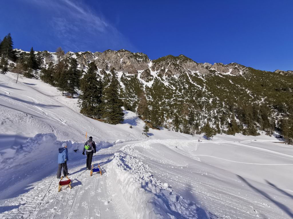 Die Rodelsafari ist eine Mischung aus Winterwanderung und kilometerlanger Rodelbahn