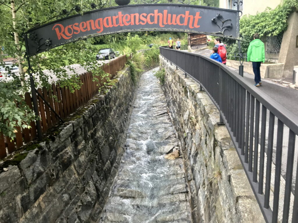 Unser Start in die Klamm Tirol - direkt im Ort bei der Kirche