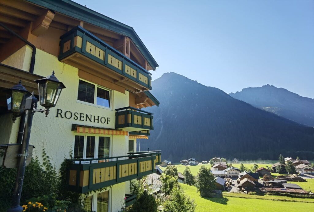 Rosenhof Kleinwalsertal - Familienhotel in den Bergen, mit den Wanderungen vor der Hoteltüre & Pool mit Bergblick!