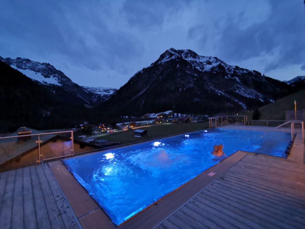 Der Pool im Familienhotel Rosenhof - mit Blick auf die Berge