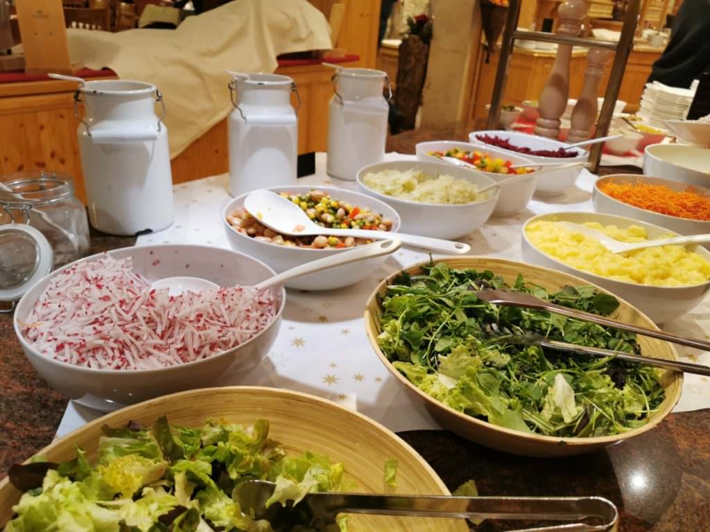 Direkt daneben das Salatbuffet im Rosenhof Kleinwalsertal