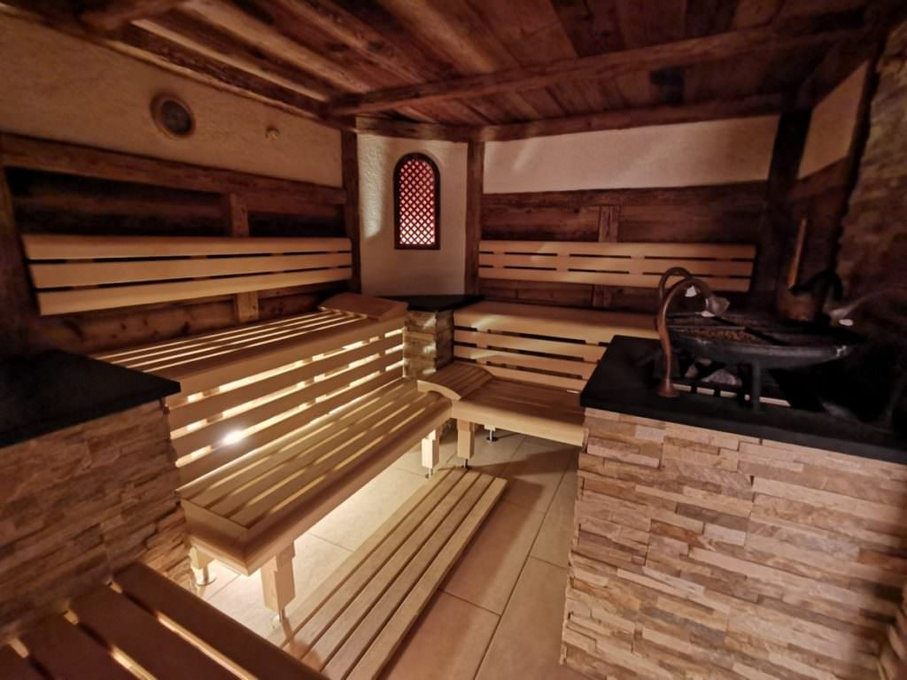 Eine der Saunen im Rosenhof Kleinwalsertal: Die 55 Grad warme Kräutersauna