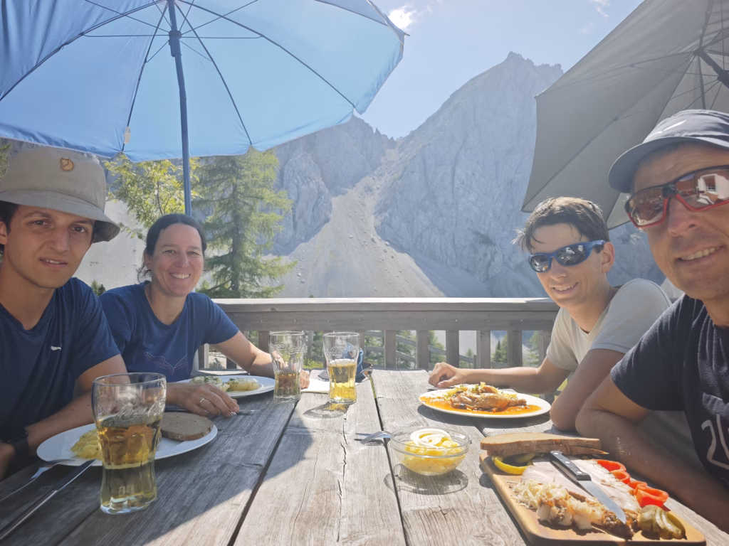 Auf der Klagenfurter Hütte im Rosental einkehren - auf gute Kärntner Küche