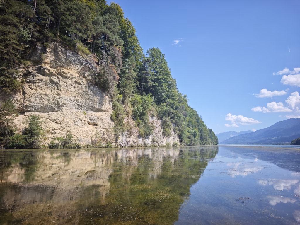 Auf dem Feistrizer Stausee kannst du entlang dieser Felsen paddeln