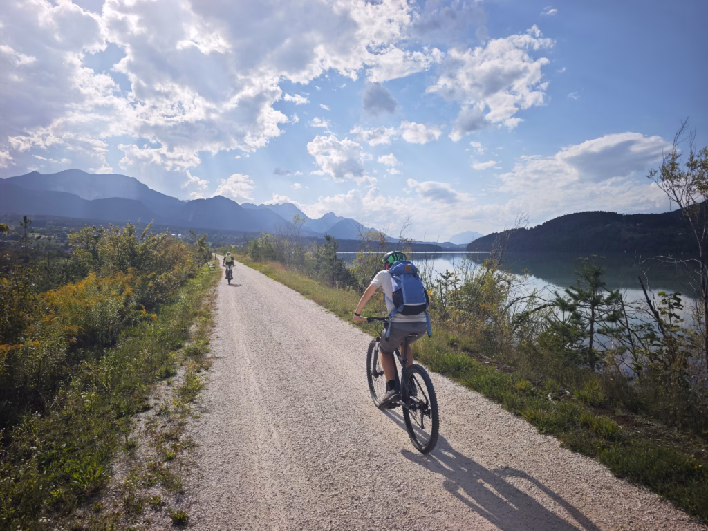 Der Drauradweg führt einmal durch das Rosental - und an vielen Stellen direkt am Wasser der Drau entlang