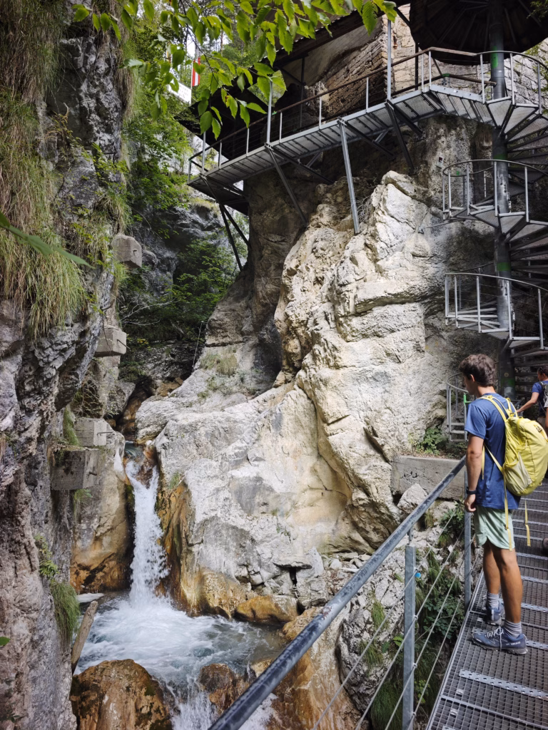 Der Aufstieg aus der Tscheppaschlucht zur Teufelsbrücke