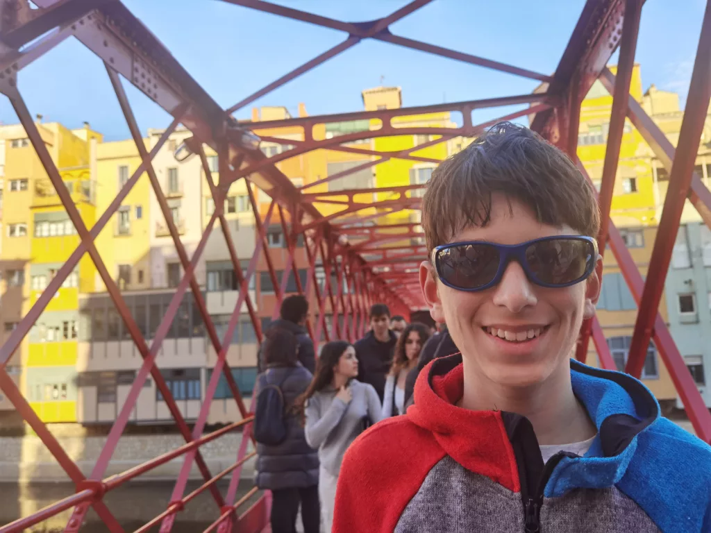 Highlight in Girona mit Kindern - die rote Brücke von Gustave Eiffel