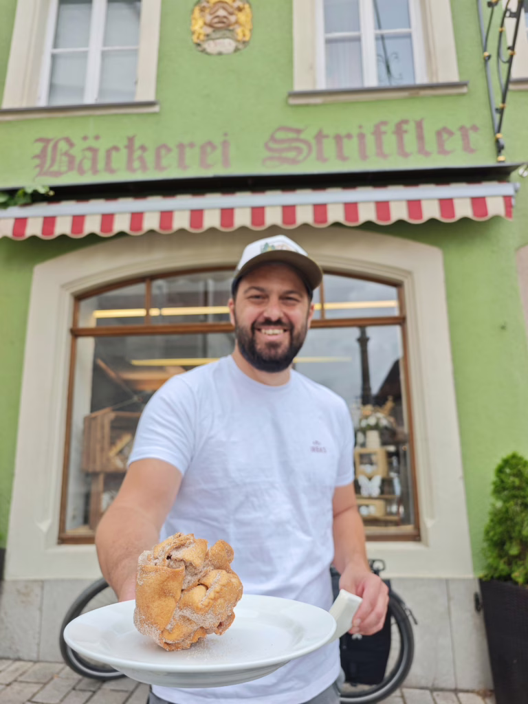 Flo Striffler bäckt die Schneeballen nach dem Rezept seines Ur-Uropas