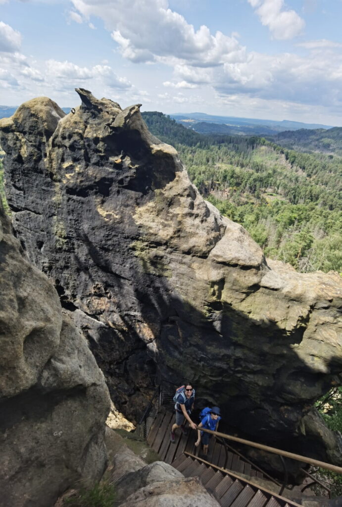 Rudolfstein Böhmische Schweiz - Aufstieg über Treppen zum Aussichtspunkt