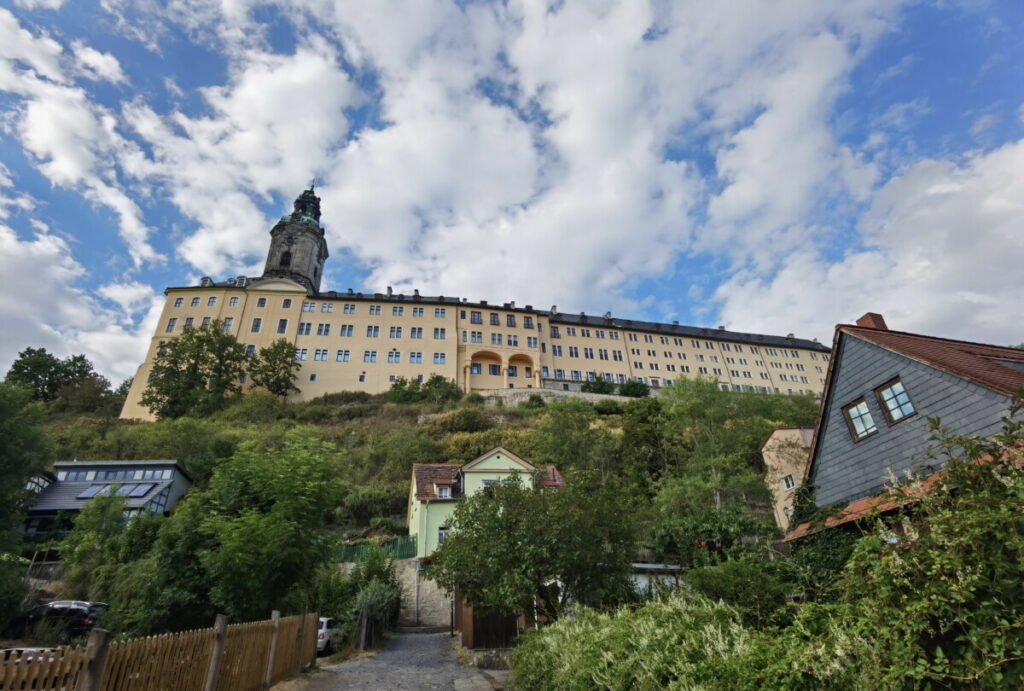 Das Schloss Heidecksburg thront über der schönen Altstadt von Rudolstadt