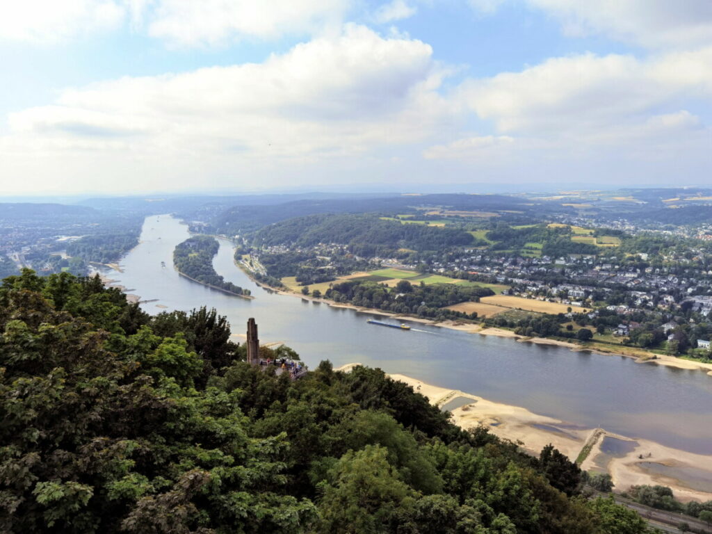 Die Aussicht von der Burgruine Drachenfels - unten der Rhein, dahinter die Eifel 