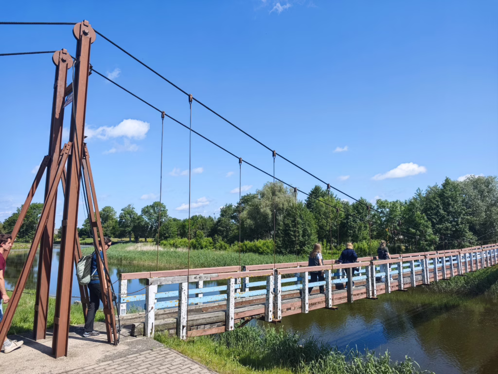 Über diese Hängebrücke kommen wir zurück in den Ort Rusnė