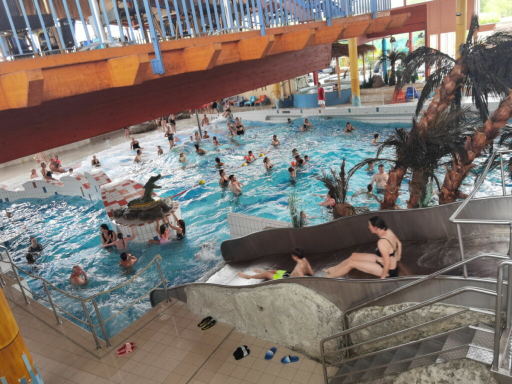 Das Saalemaxx Rudolstadt mit dem großen Beckeen (samt Wellenbad) und den großen Wasserrutschen