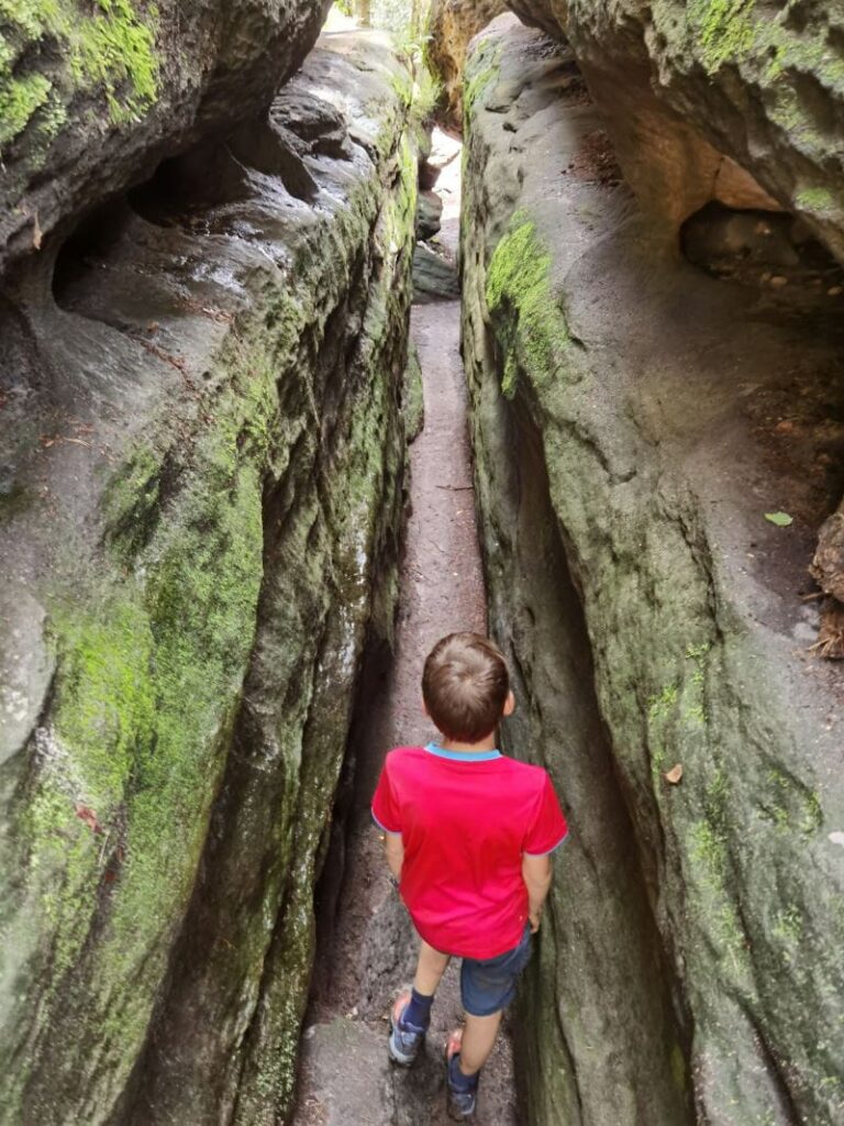 Wandern mit Kindern Deutschland - durch die Felsspalten wandern und den Weg durchs Felsenlabyrinth finden
