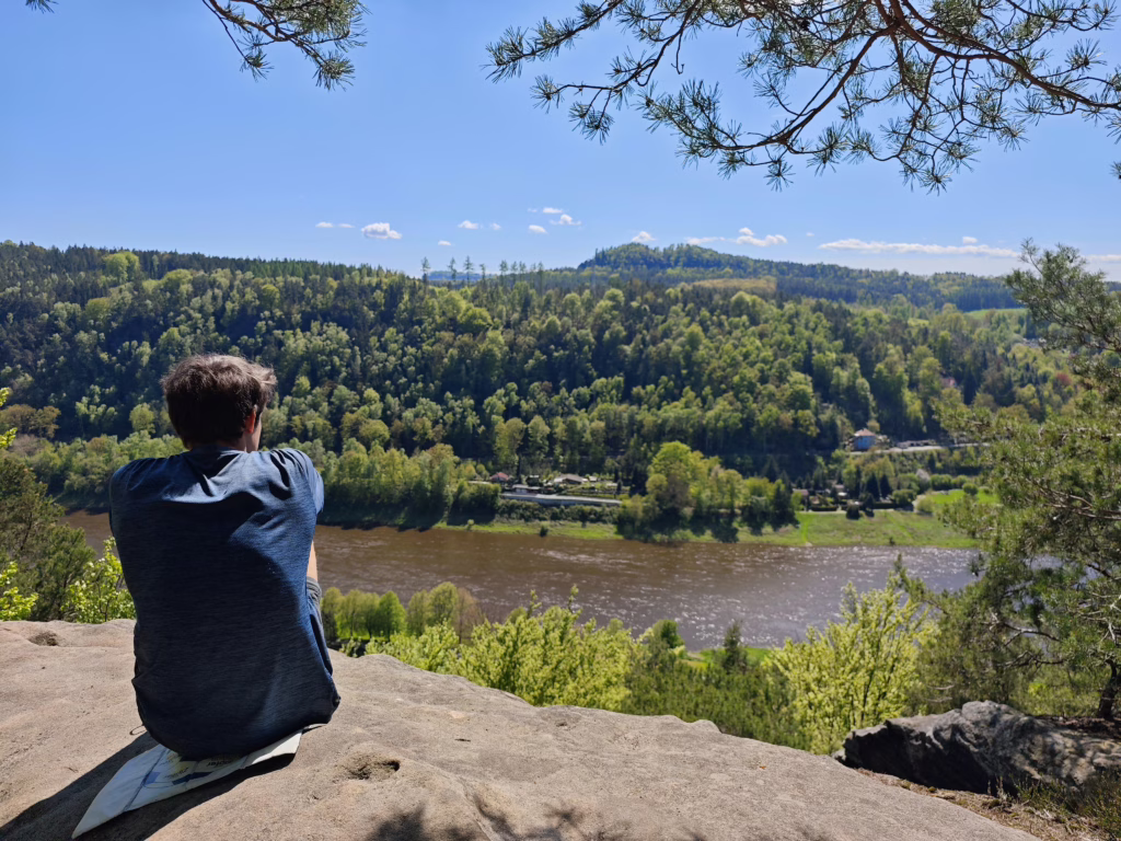 Sächsische Schweiz wandern mit Kindern - ruhige Aussicht beim Abstieg in Wehlen