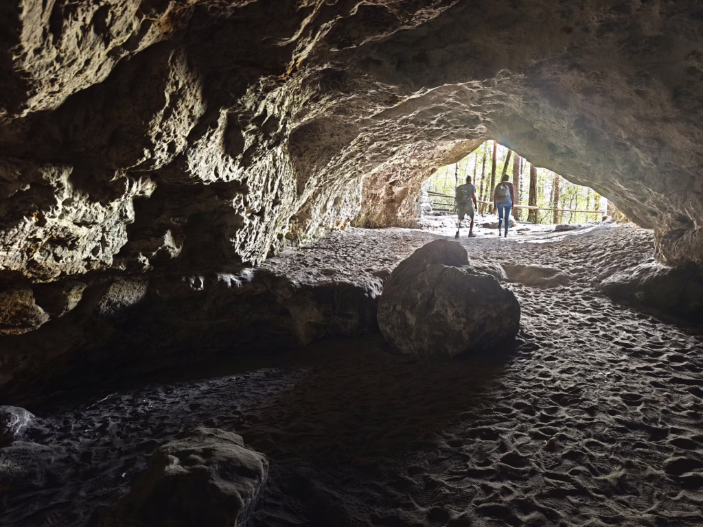 Die Gamrighöhle bei unserer Wanderung in der Sächsischen Schweiz mit Kindern