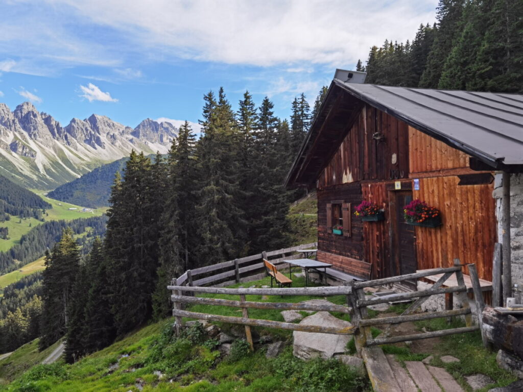 Die Salfeiner See Wanderung führt an der urigen Alm vorbei