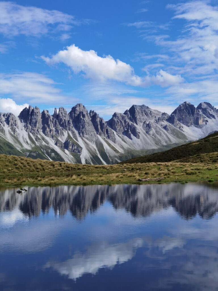 Panoramablick Salfeinsersee - mit der Spiegelung der Kalkkögel