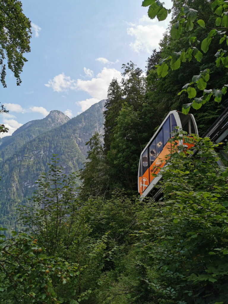 Das Salzbergwerk Hallstatt ist oben am Berg - mit der Salzbergbahn kommst du am 