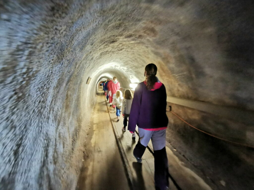 Im Salzbergwerk Hallstatt durch die Stollen wandern