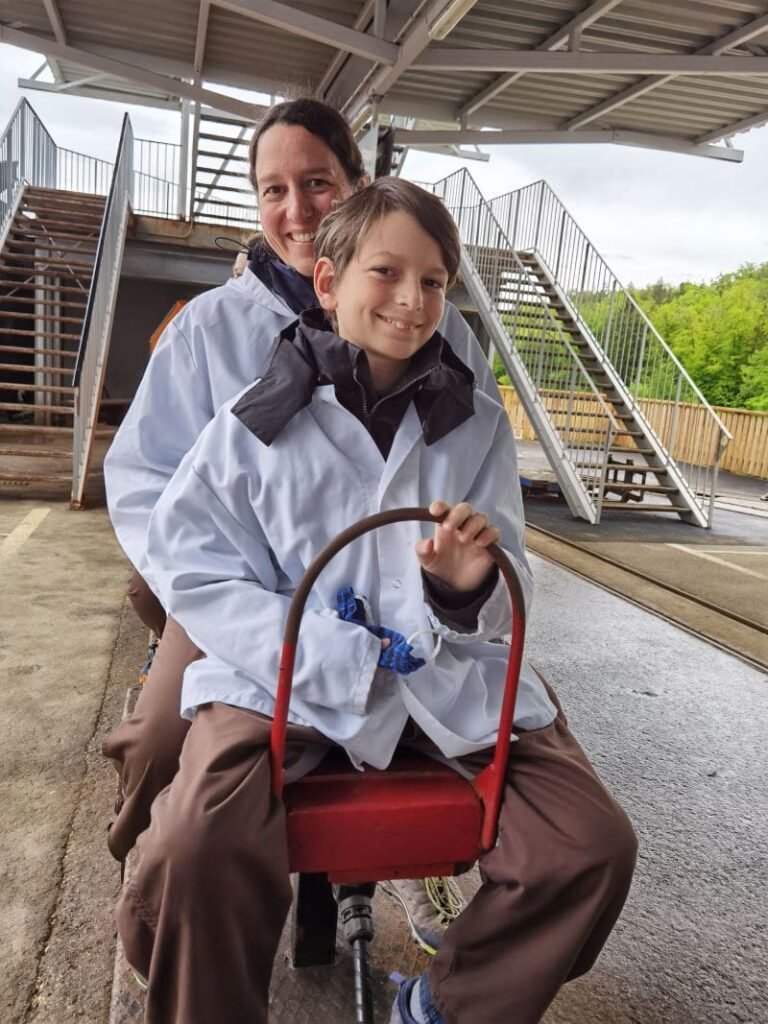 Auf dem Hunt geht es hinein ins Salzbergwerk Salzburg