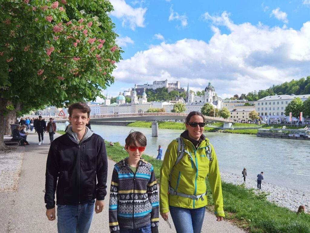 Salzburg Städtetrip mit Kindern mit Blick auf die feudale Stadt an der Salzach