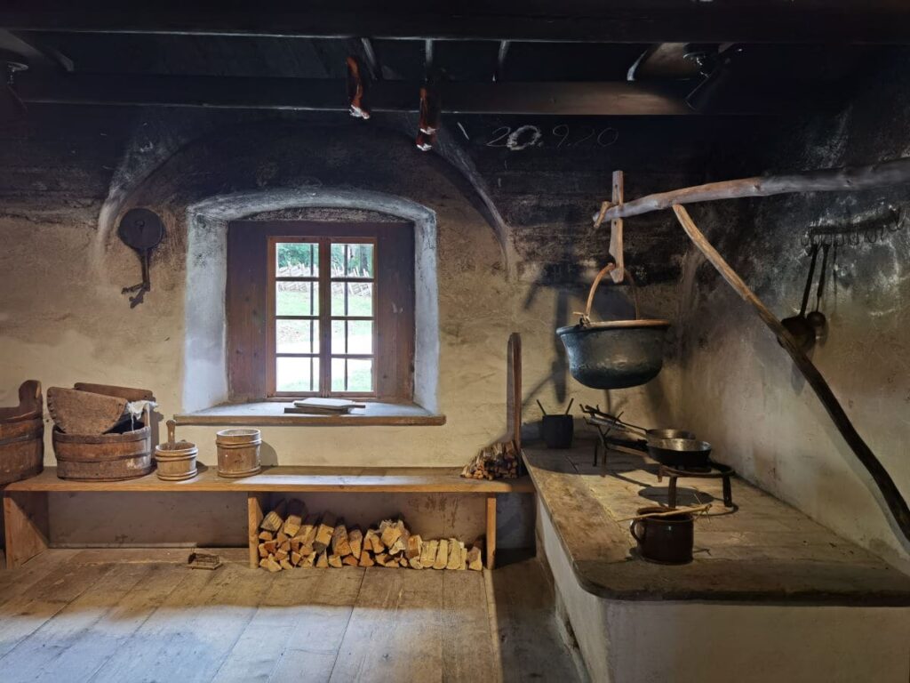 Im Freilichtmuseum Salzburg zu sehen: Unter einfachsten Verhätlnissen wurde früher gekocht