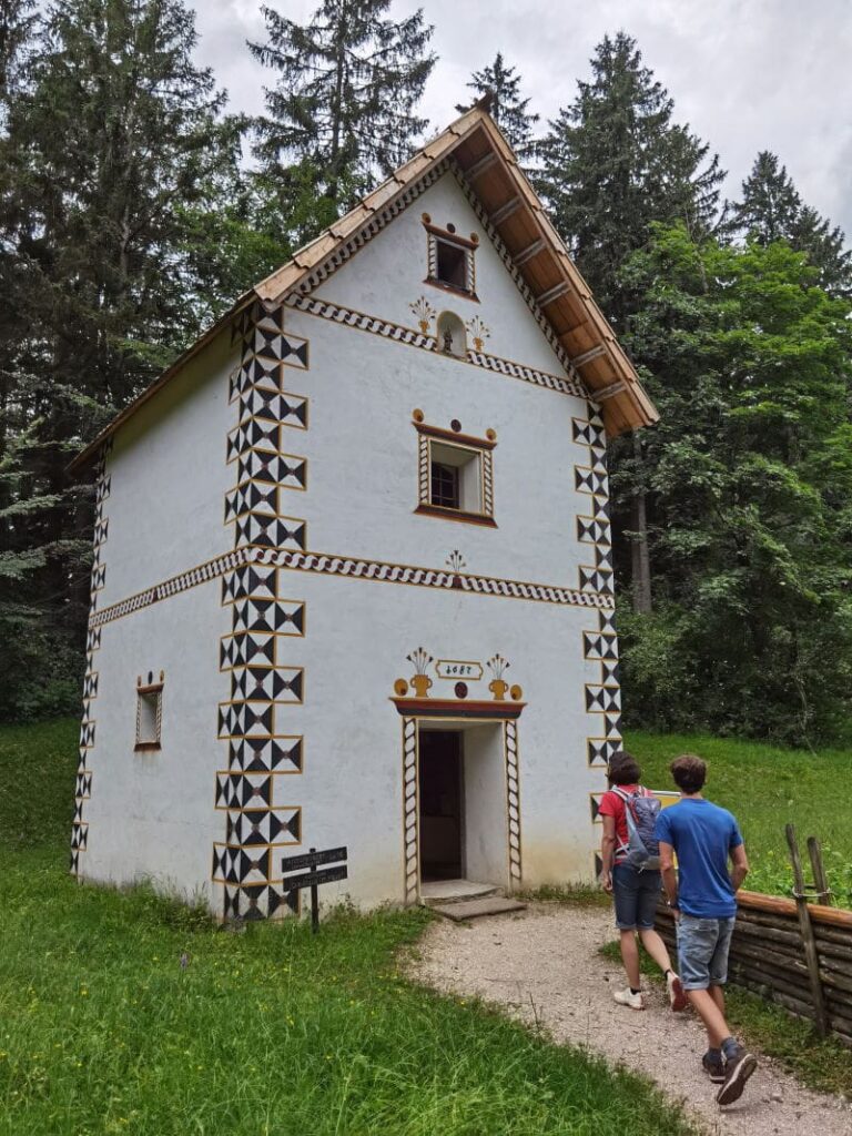 Der Anthofer Getreidekasten im Salzburger Freilichtmuseum - früher Getreidespeicher, heute Mausefallen-Museum...